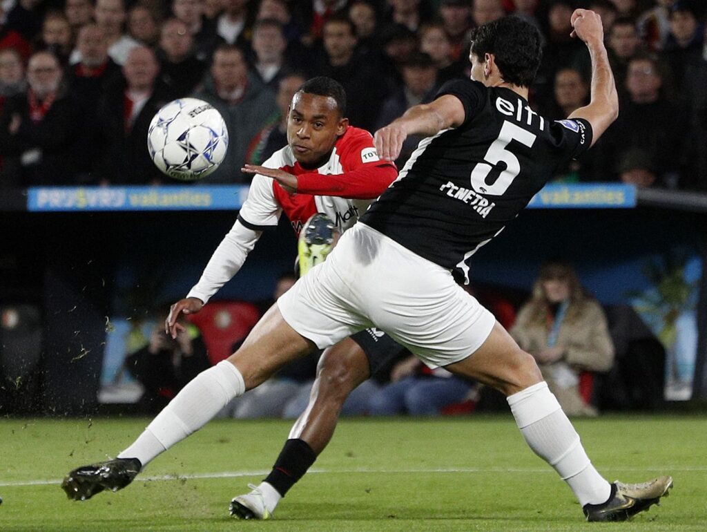 Igor Paixao skyder på mål for Feyenoord.