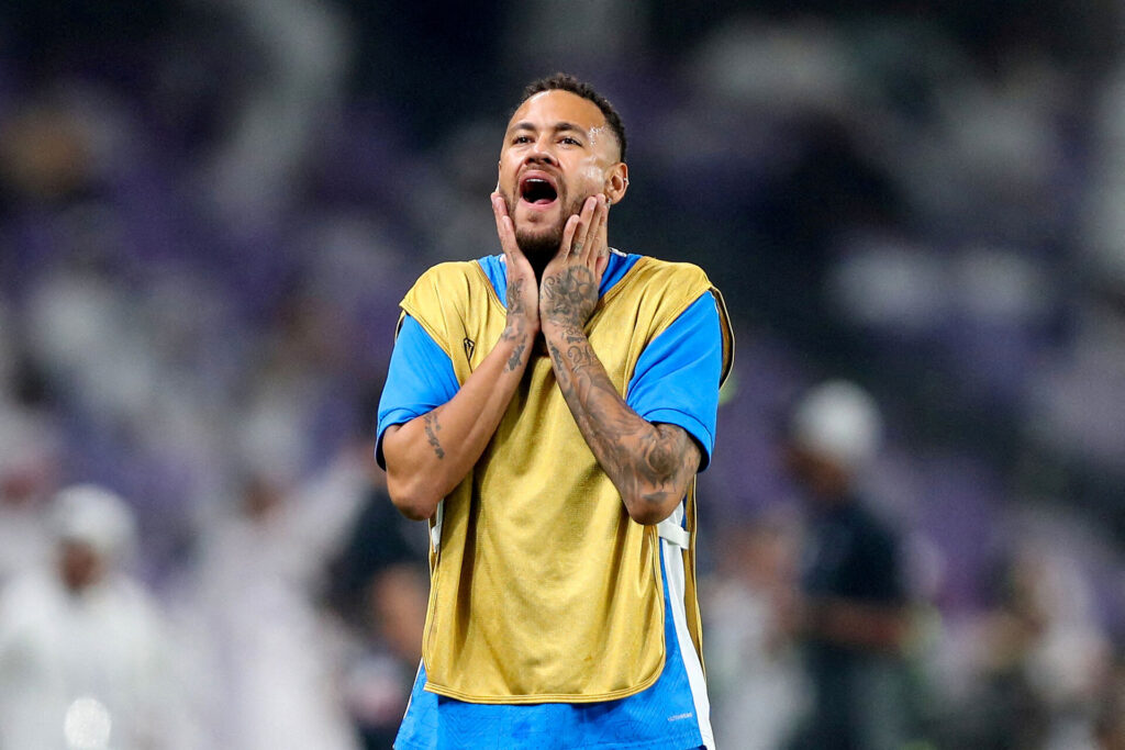 Neymar varmer op til en kamp for Al Hilal.