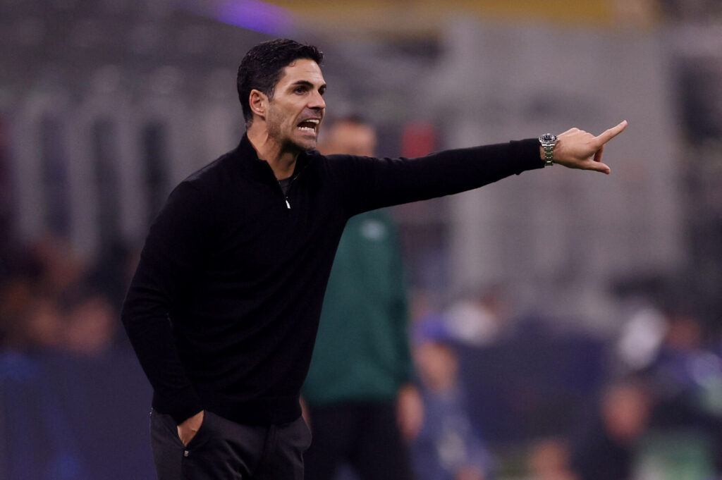 Mikel Arteta dirigerer sine spillere.