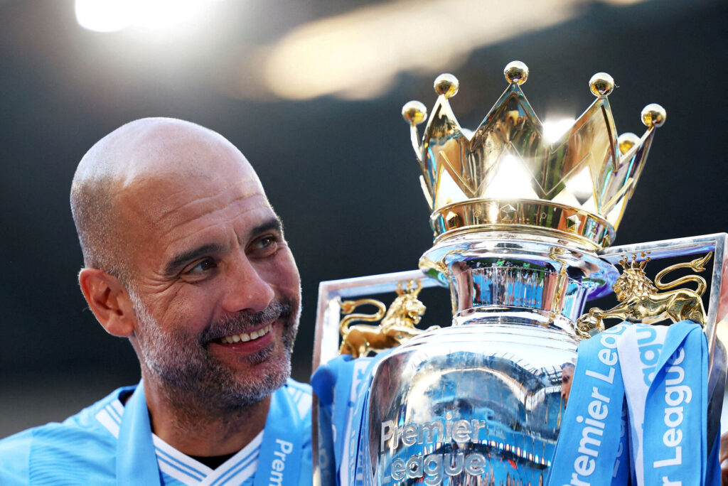 Pep Guardiola med Premier League-trofæet.