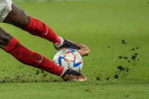 Spiller glider på en fodboldbane