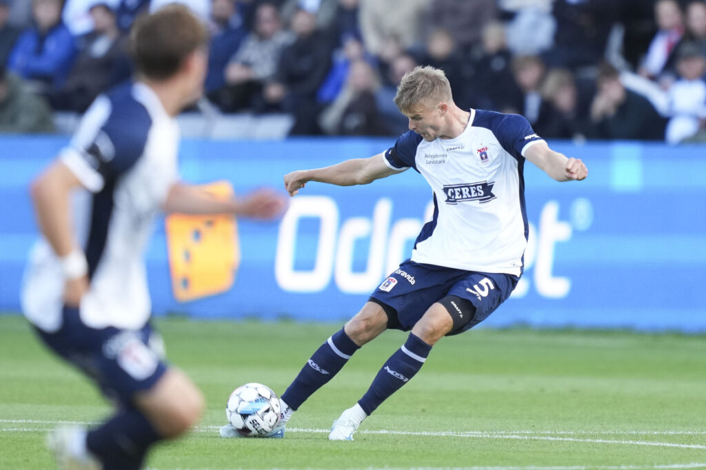 Frederik Tingager i færd med at slå en pasning under en kamp for AGF.