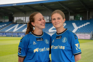 Glade kvinder med en Lyngby-trøje over hovedet