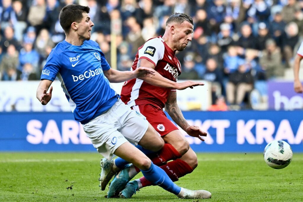 Genk og Antwerps spillere i kamp om bolden.