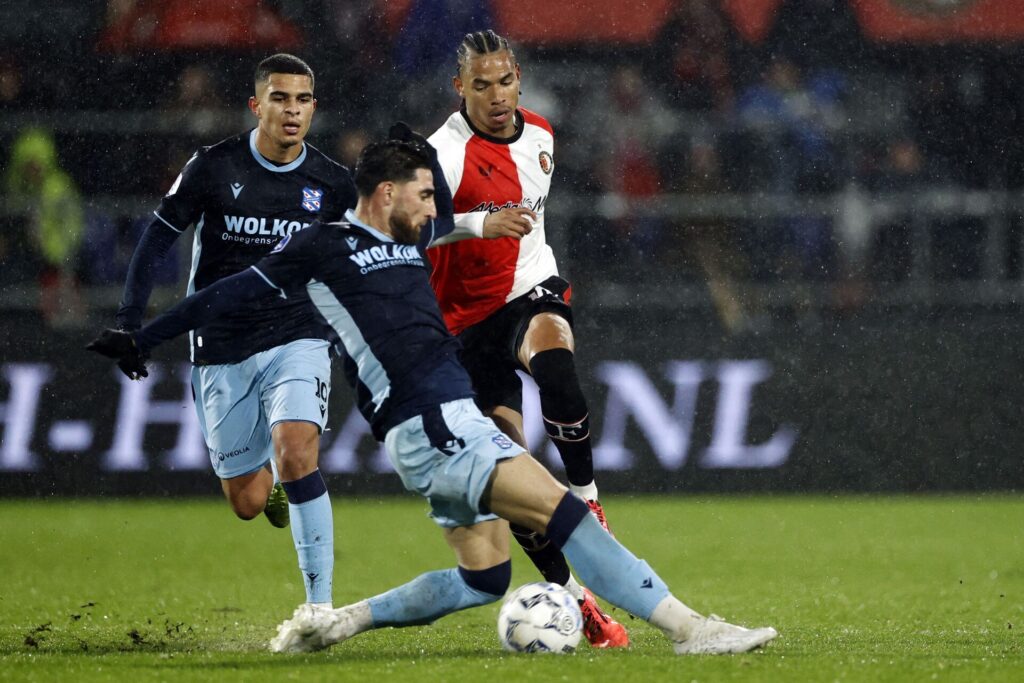 Feyenoord og Heereenveens spillere kæmper om bolden.