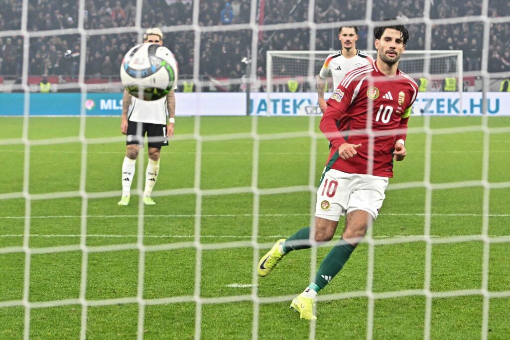 Dominik Szoboszlai kigger efter bolden efter sin Panenka