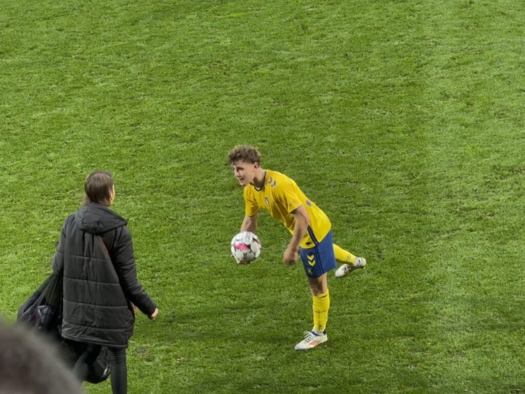 Mathias Kvistgaarden taler med en ansat fra FC midtjyllland om sin hattrickbold på MCH Arena.