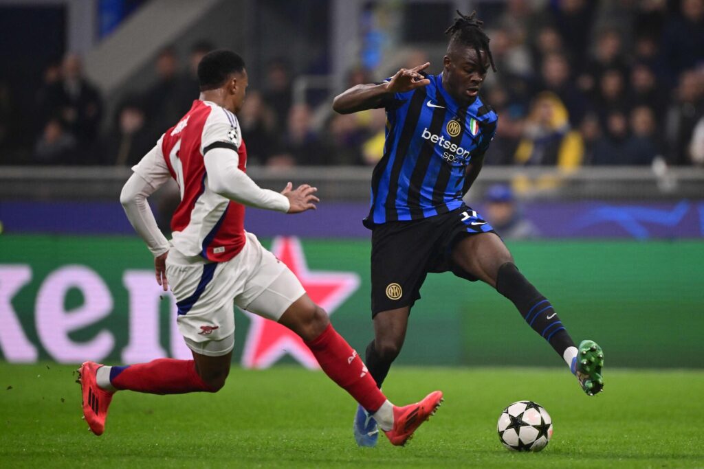 Yann Bisseck i kamp for Inter mod Arsenal.