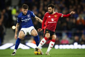 Bruno Fernandes på bolden under kampen mellem Manchester United og Ipswich.