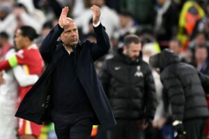 Arne Slot klapper af Anfield efter sejren over Real Madrid