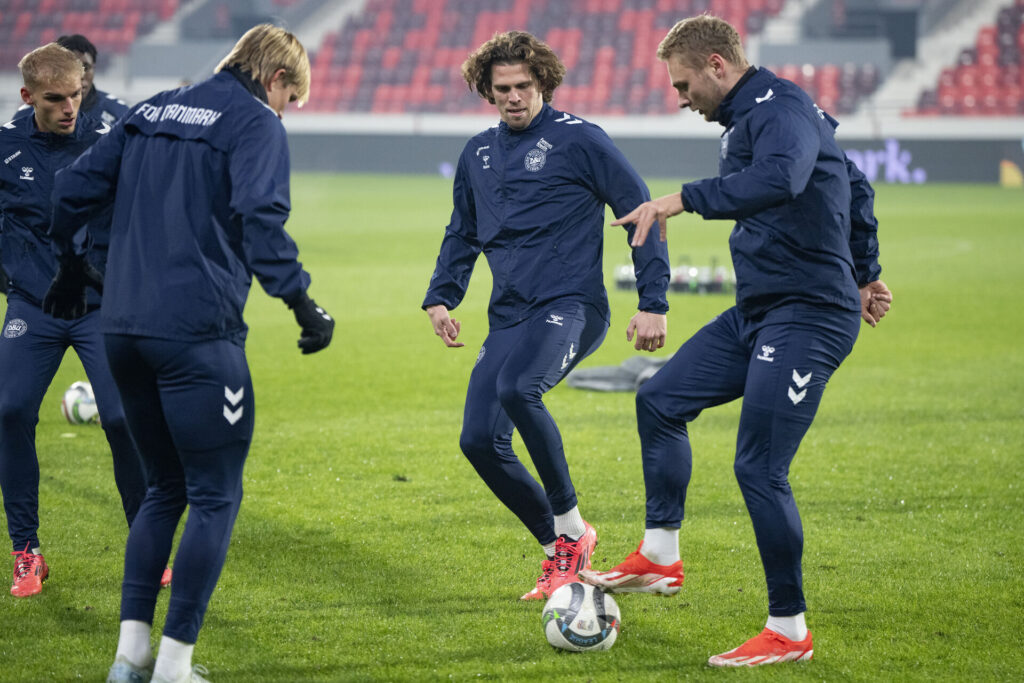 Mads Bech Sørensen varmer op sammen med sine holdkammerater på det danske landshold.