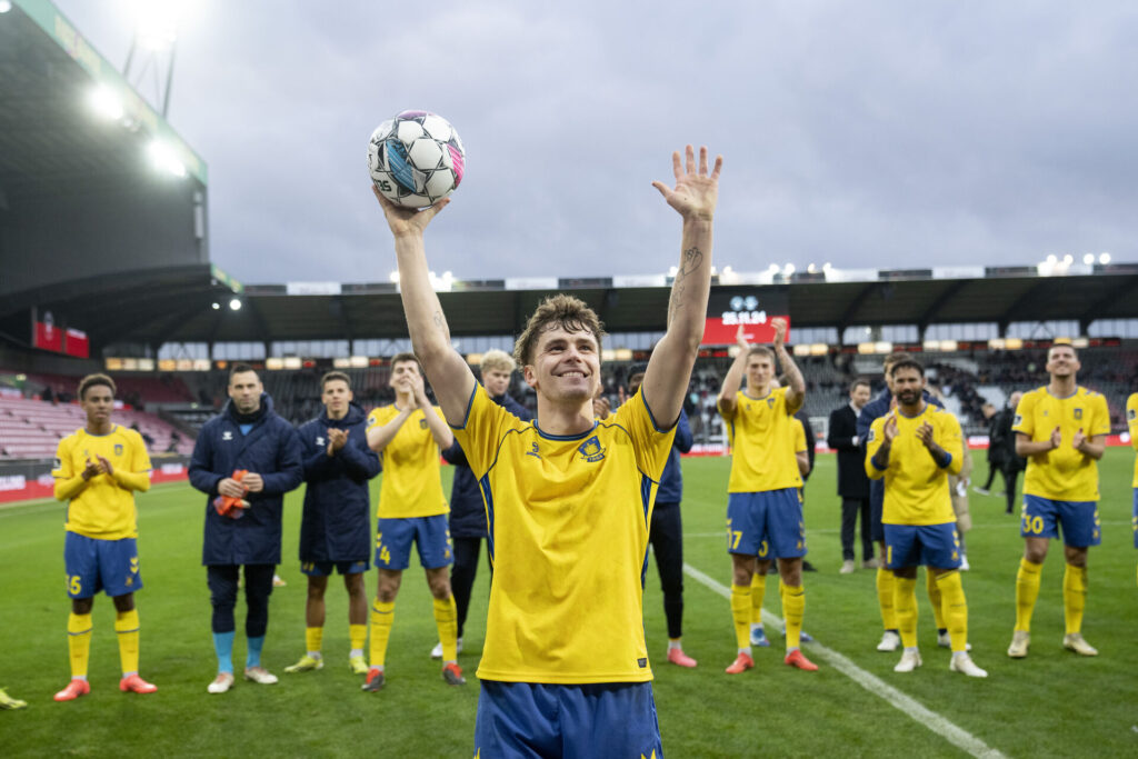 Brøndbys Mathias Kvistgaarden med sin hattrickbold fra hattricket mod FC Midtjylland.