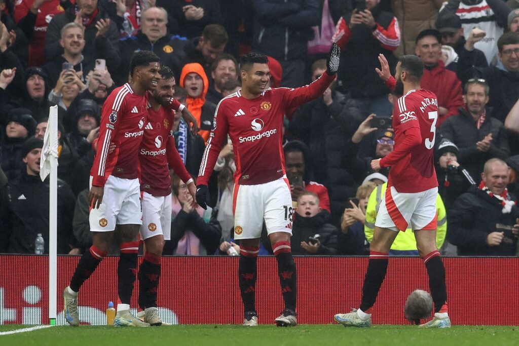 Rashford og Casemiro jubler med holdkammeraterne.