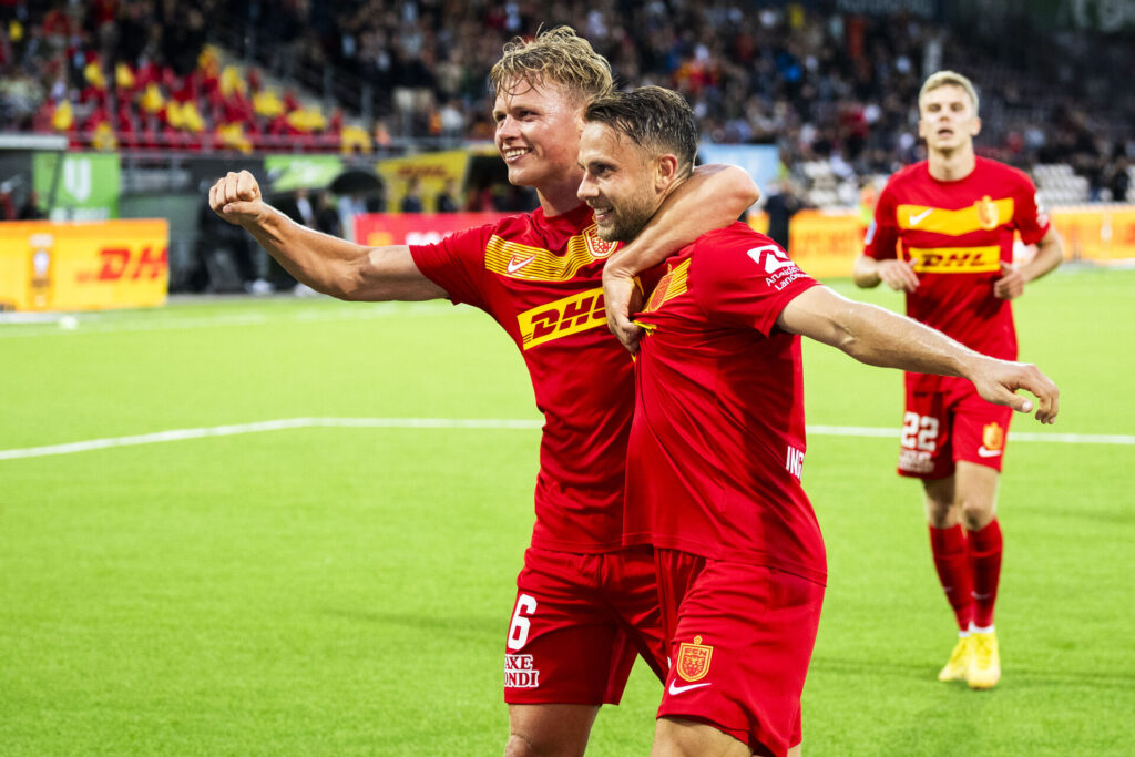 Marcus Ingvartsen og Jeppe Tverskov fejrer en scoring for FC Nordsjælland.