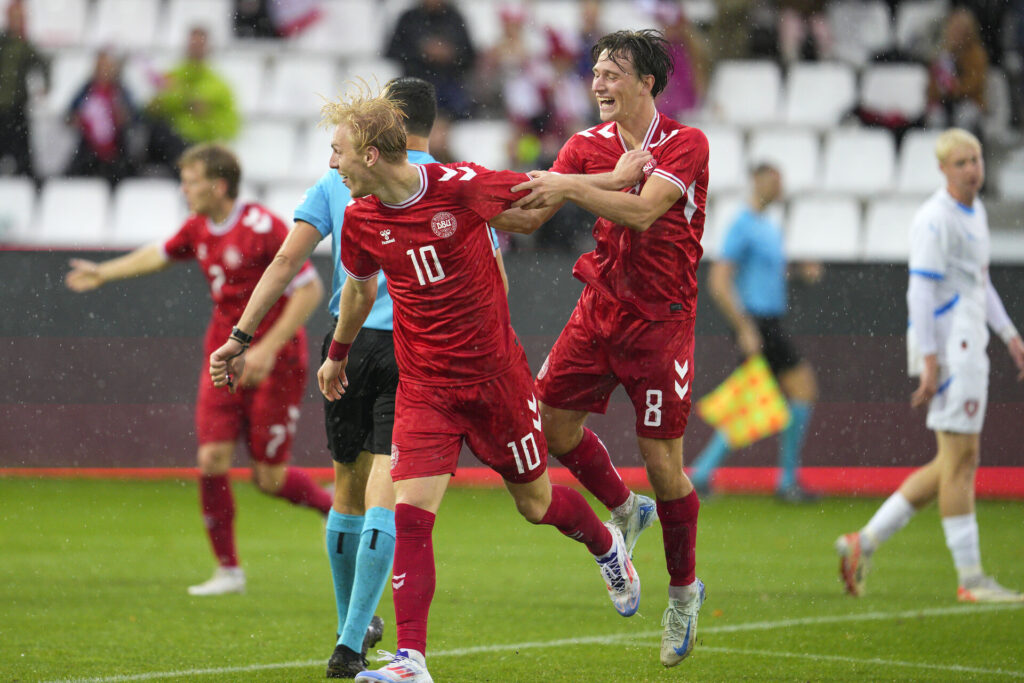 Mika Biereth og William Bøving jubler under en kamp for det danske U21-landshold.