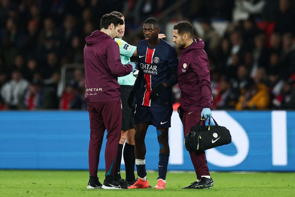 Ousmane Dembélé får hjælp under kampen mellem PSG og Lens.