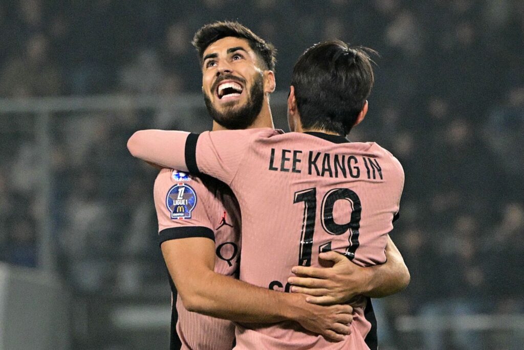 Asensio smiler og krammer Lee Kang-In efter en scoring