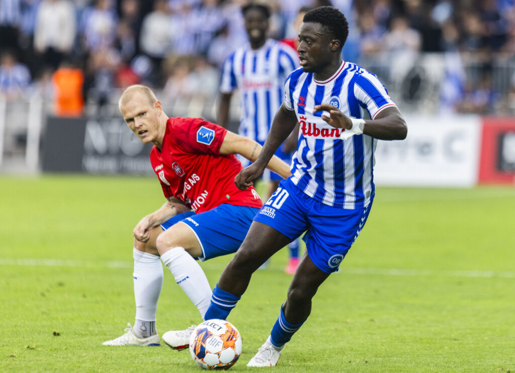 Philip Reinholt, Hvidovre og Leroy Owusu, OB. Superligakampen mellem Hvidovre IF og OB i Hvidovre søndag den 27. august 2023