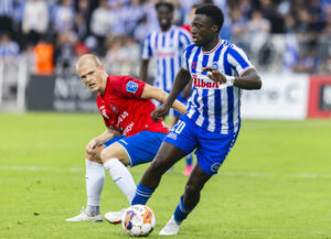 Philip Reinholt, Hvidovre og Leroy Owusu, OB. Superligakampen mellem Hvidovre IF og OB i Hvidovre søndag den 27. august 2023