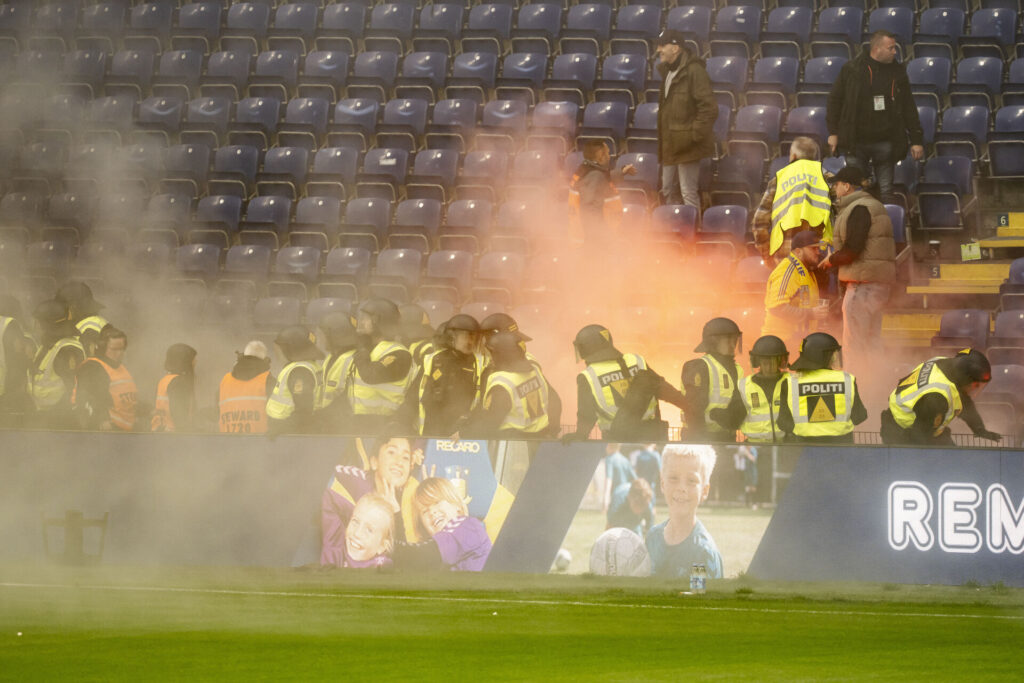 Politi på banen grundet tumult mellem fans før 3F Superliga-kampen mellem Brøndby IF og FC København på Brøndby Stadion, søndag den 27. oktober 2024.