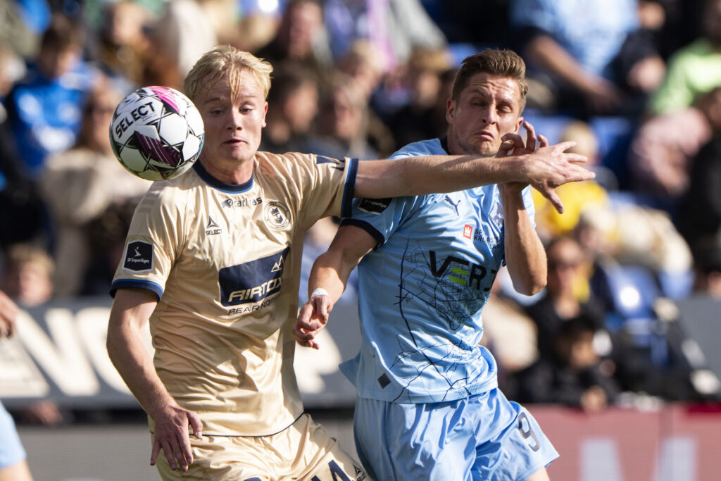 Randers FCs Simen Bolkan Nordil i kamp med Lyngbys Lauge Sandgrav under superligakampen mellem Randers FC og Lyngby Boldklub på Cepheus Park Randers søndag den 6. oktober 2024