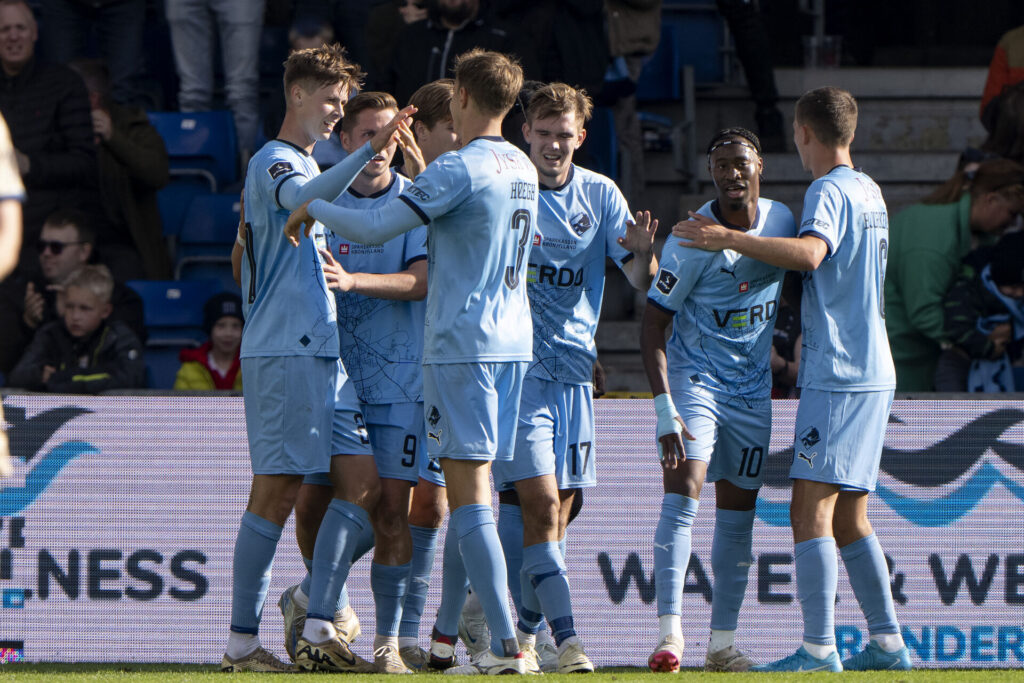 Randers spillere mødes og jubler over scoring mod Lyngby.