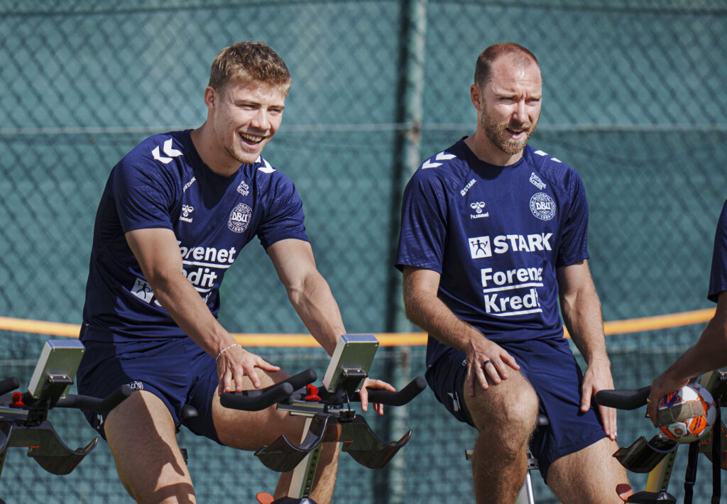 Rasmus Højlund og Christian Eriksen cykler under en landsholdssamling med Danmark.