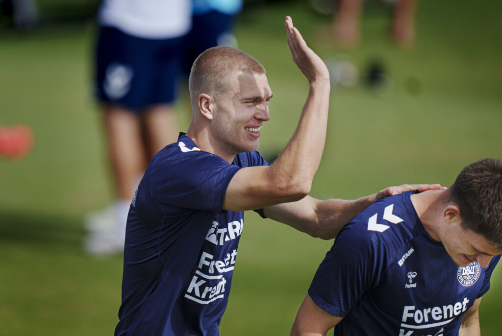 Rasmus Nissen Kristensen i færd med at tage del i en high-five.