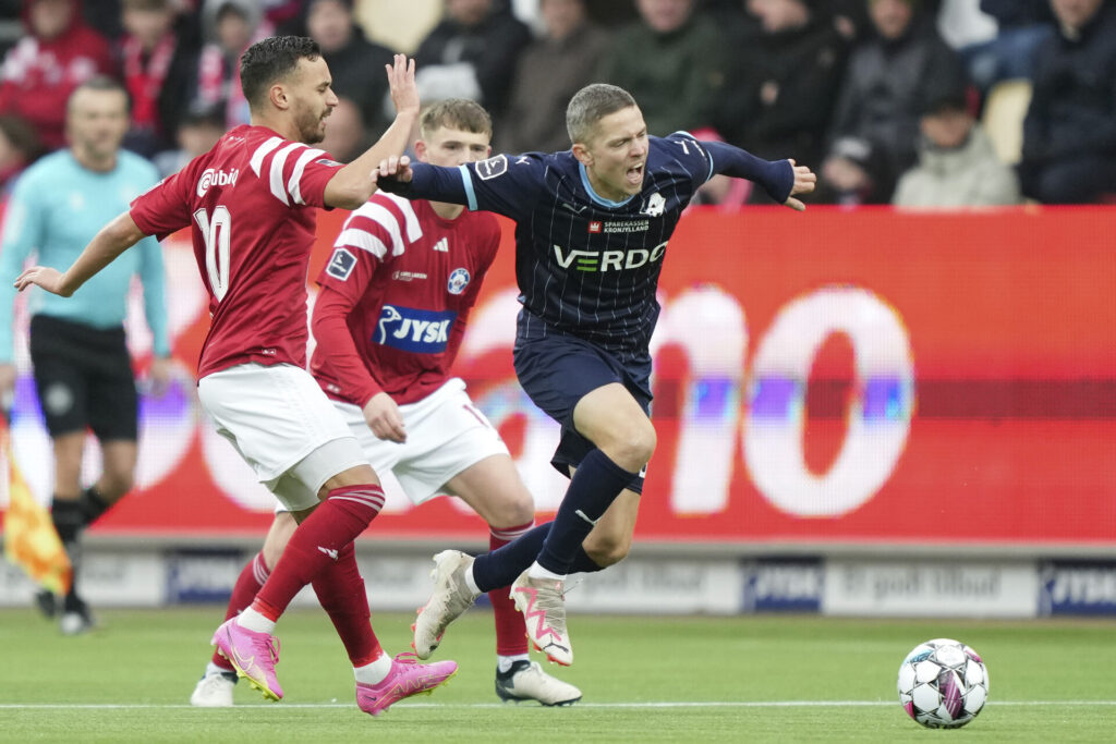 Randers FC's Andre Rømer i duel med Silkeborgs Bakiz.