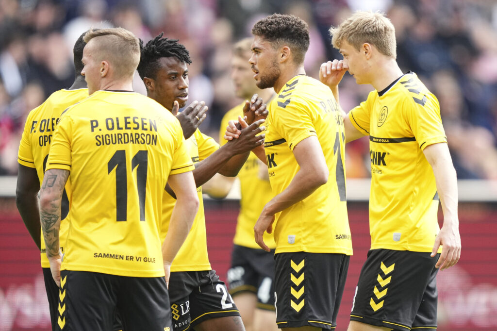 AC Horsens-spillere fejrer en scoring.