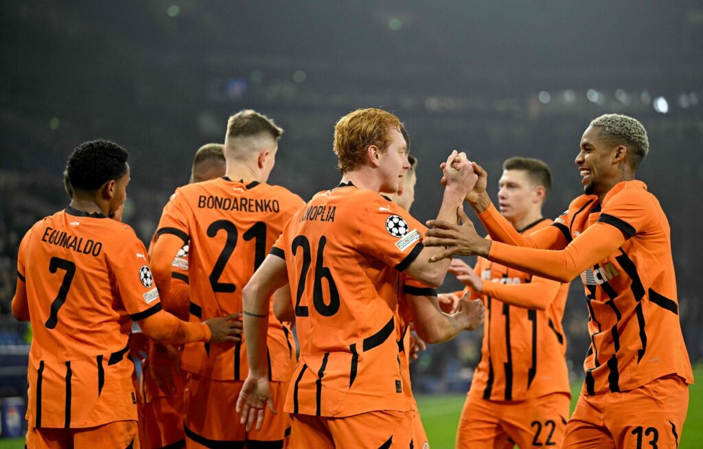 Shakhtar-spillerne fejrer en scoring i Champions League.