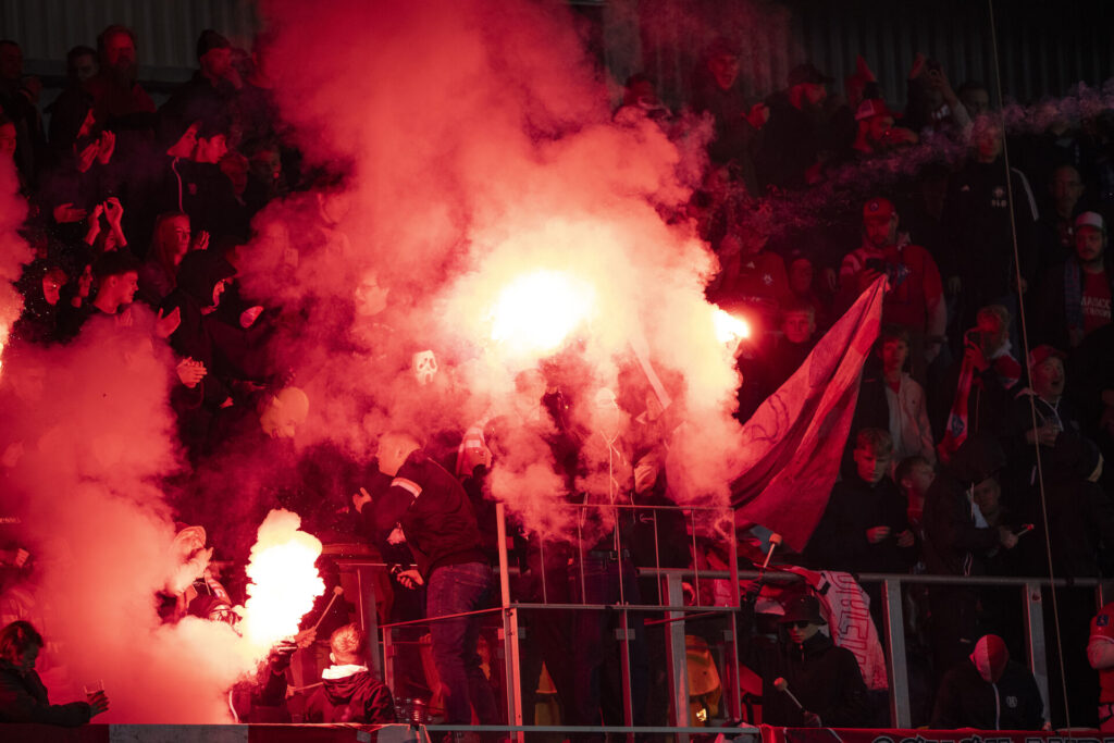 Silkeborg IF's fans med pyro mod AaB.