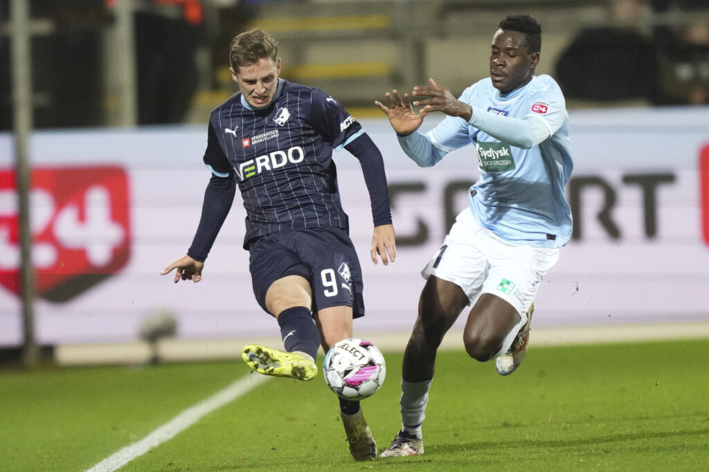 Simen Nordli på bolden i Randers FC's kamp mod Sønderjyske.