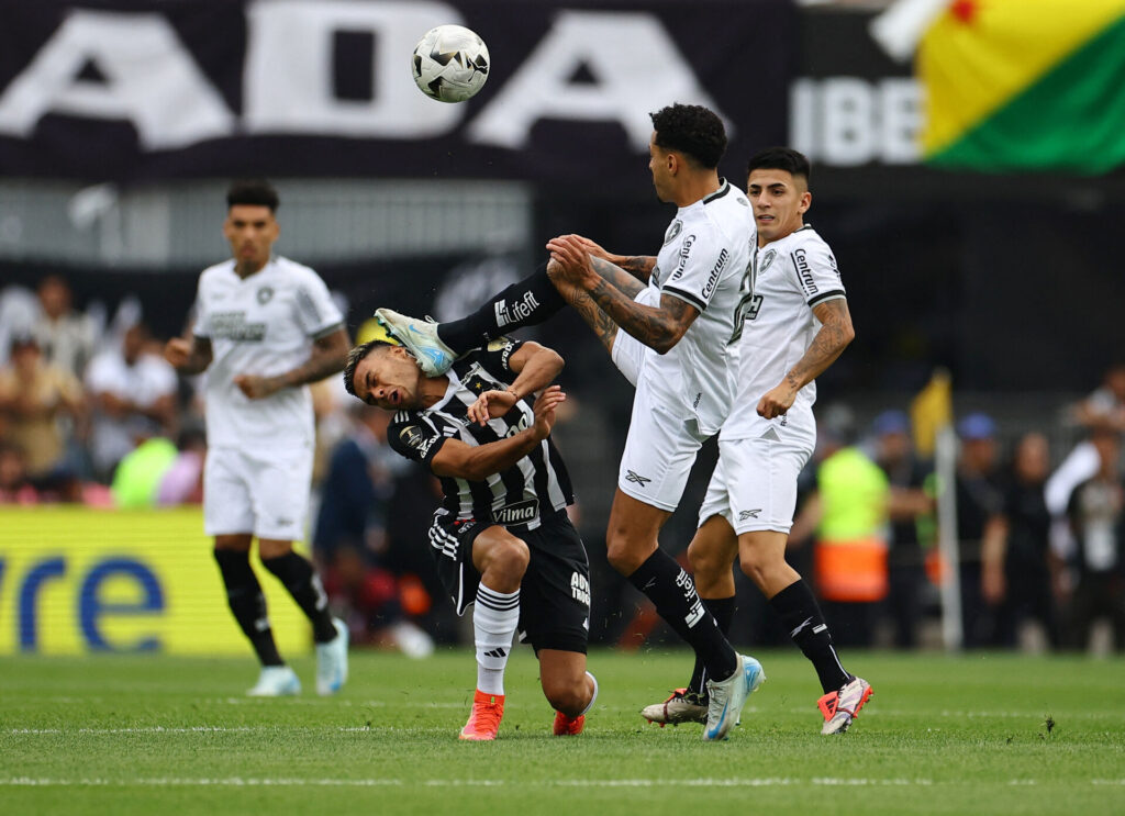 Botafogos Gregore får rødt kort efter 29 sekunder i Copa Libertadores-finalen mod Ateltic Mineiro.