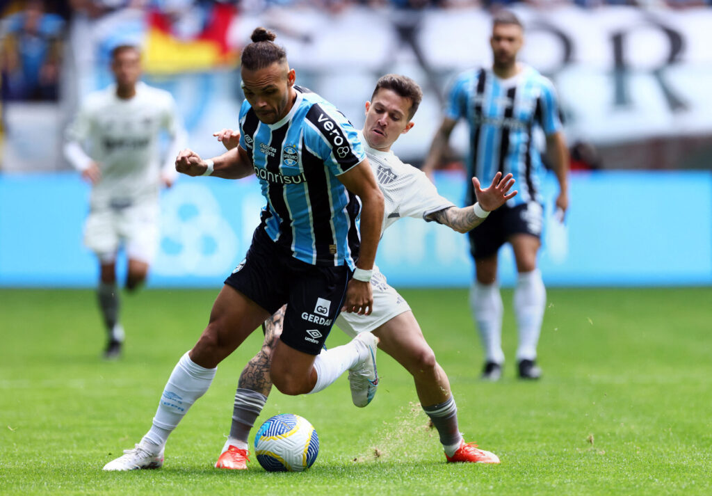 Martin Braithwaite dribler med bolden for Gremio.