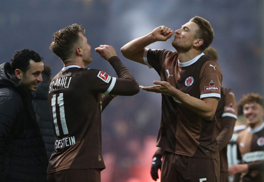 St. Pauli-spillerne fejrer en scoring mod Holstein Kiel.