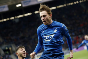 Jacob Bruun Larsen fejrer en scoring for Hoffenheim.