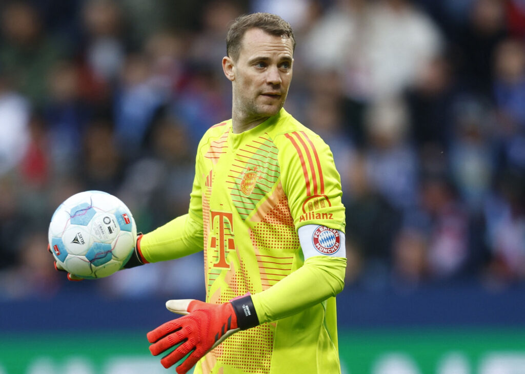 Manuel Neuer med en bold i Bayern