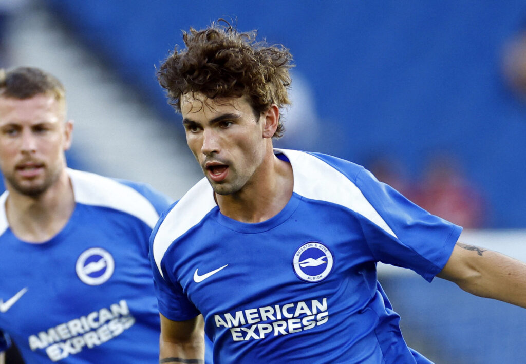 Matt O'Riley i kamp for Brighton and Hove Albion