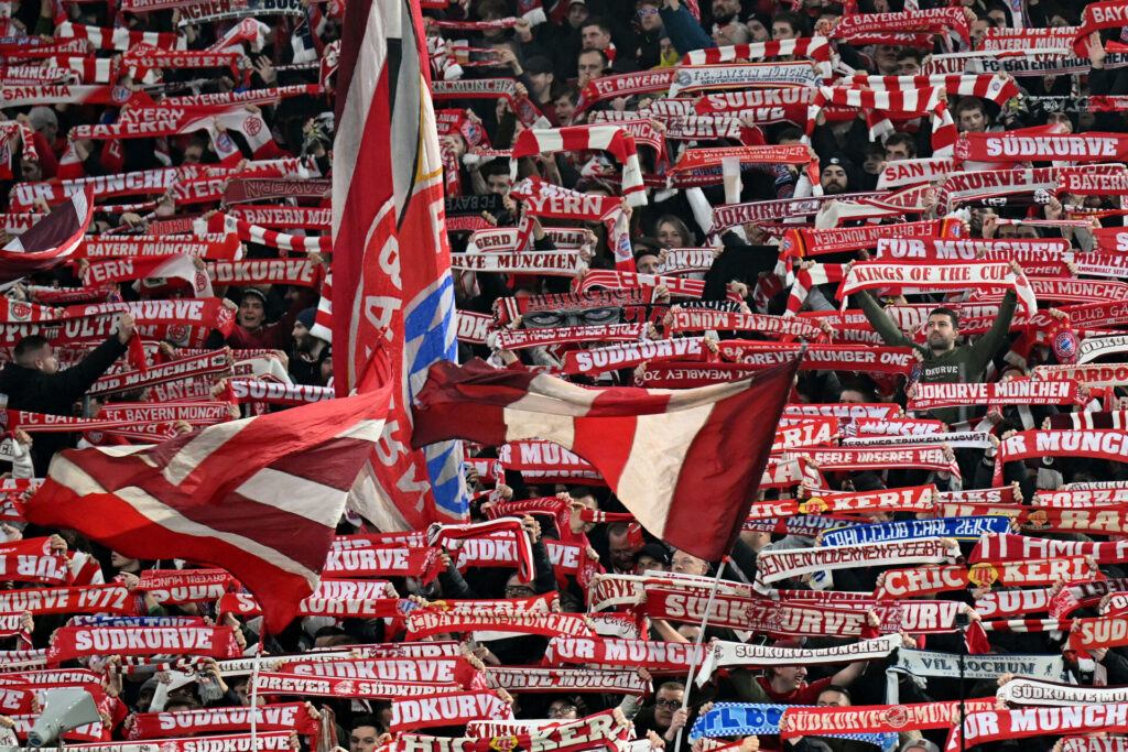 Bayern Münchens fans på Allianz Arena under kampen mod Benfica.