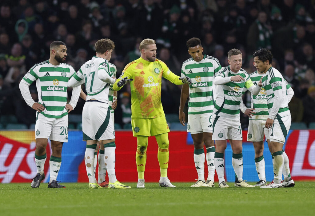 Kasper Schmeichel snakker til sine Celtic-holdkammerater efter skørt selvmål.