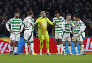 Kasper Schmeichel snakker til sine Celtic-holdkammerater efter skørt selvmål.