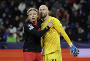 Mads Bidstrup krammer sin målmand i en Champions League-kamp for RB Salzburg