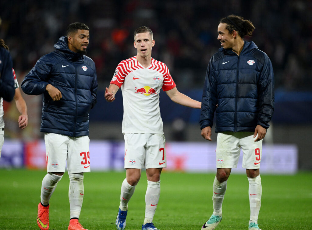 Dani Olmo og Yussuf Poulsen efter en Champions League-kamp mod Røde Stjerne.