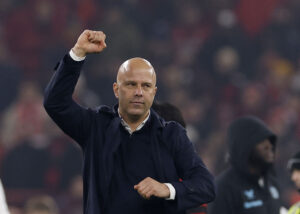 Arne Slot knytter næven efter en sejr til Liverpool.