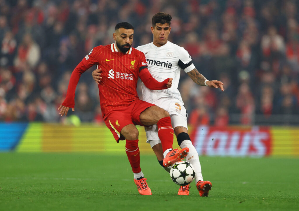 Mohamed Salah og Piero Hincapie i aktion i kampen mellem Liverpool og Leverkusen i Champions League