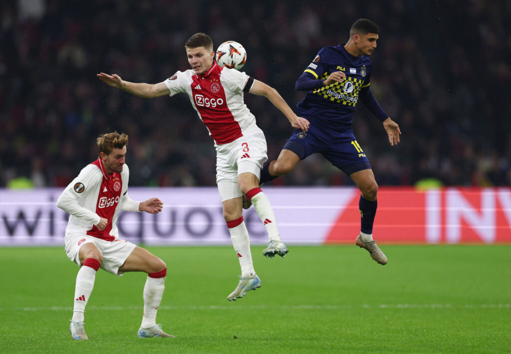 Anton Gaaei vinder hovedstødsduel for Ajax