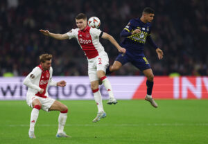 Anton Gaaei vinder hovedstødsduel for Ajax