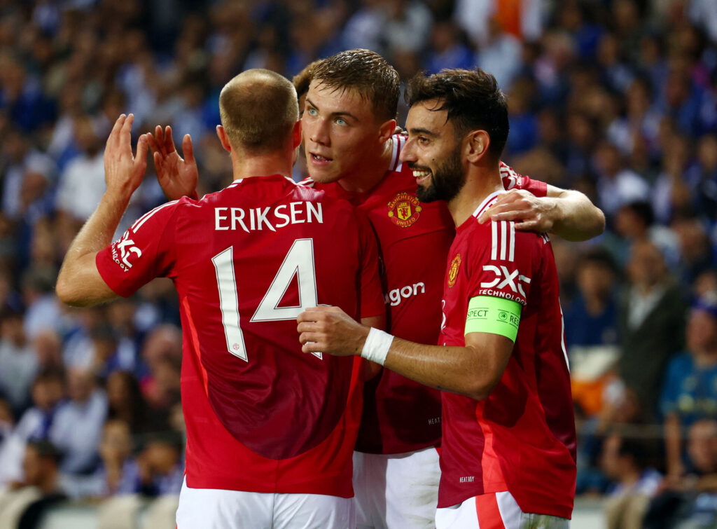 Christian Eriksen, Rasmus Højlund og Bruno Fernandes fejrer en scoring for Manchester United.