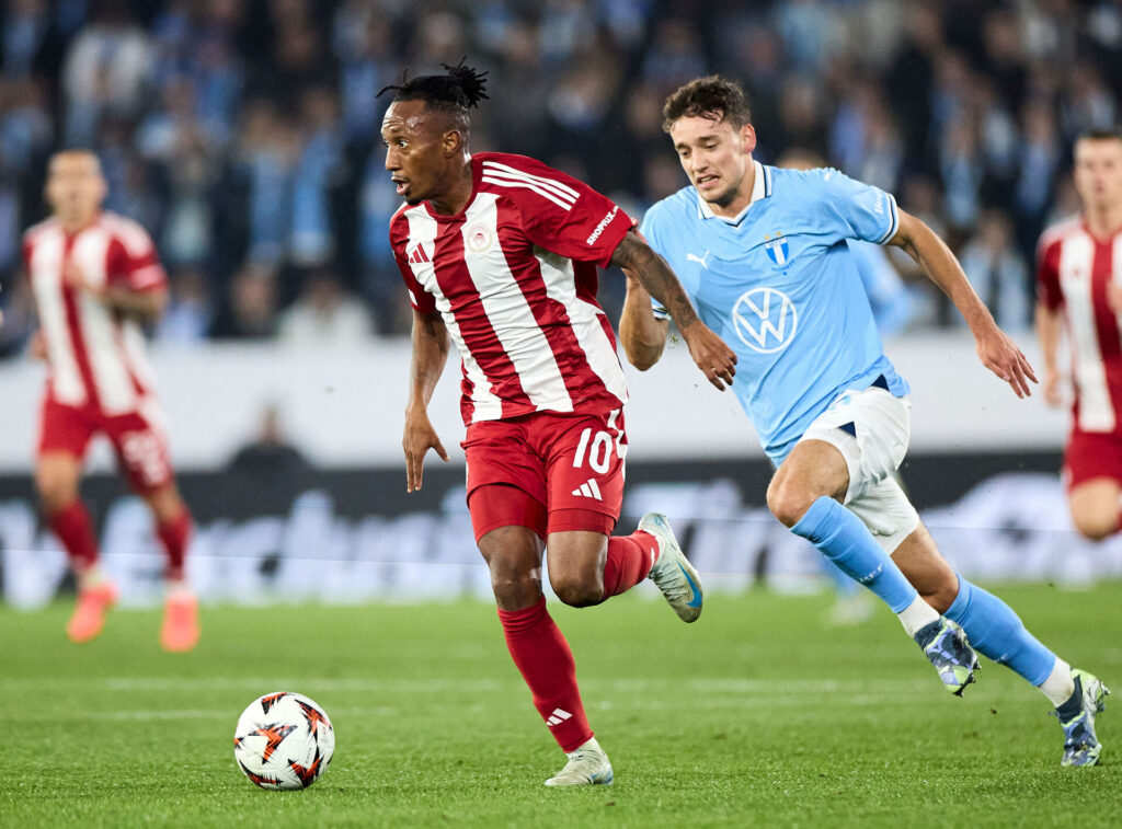 Colin Rösler jagter en modstander under en kamp for Malmö FF.